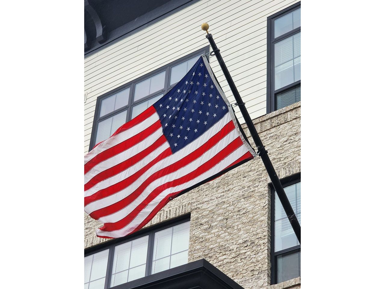 Outrigger Non-Tangle Flagpole Assembly